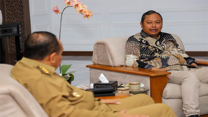 Staf Khusus Wakil Presiden Republik Indonesia, R Gatot Prio Utomo saat mendengarkan pemaparan Pj Gubernur NTB terkait upaya menurunkan stunting di Provinsi NTB.