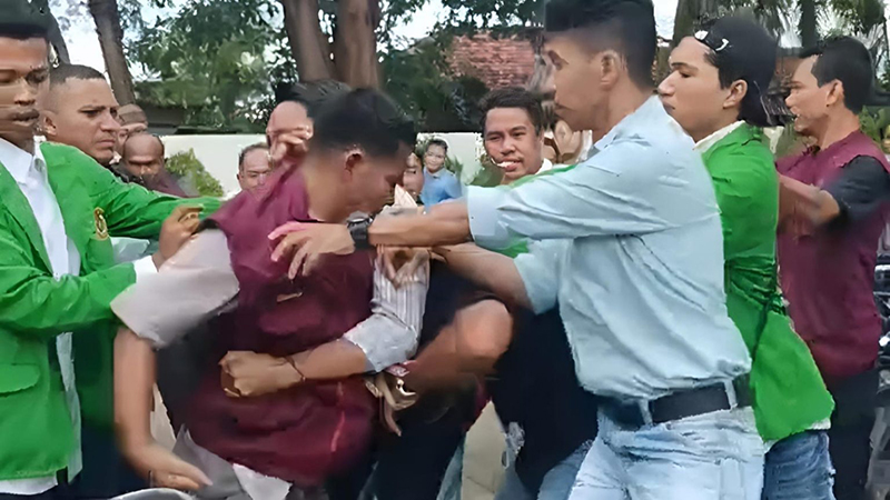 Aksi Penganiayaan Mahasiswa di Kampus Universitas Muhammadiyah Bima yang terekam kamera.