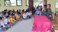 Wakil Komandan Koramil 1608-07/Monta Kabupaten Bima, Nusa Tenggara Barat, Kapten Inf Ibrahim, saat menympaikan materi untuk menguatkan wawasan kebangsaan (Wasbang) siswa di aula SMAN 2 Monta, Selasa, (9/1/2024)