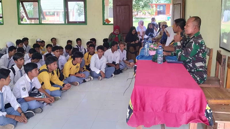 Wakil Komandan Koramil 1608-07/Monta Kabupaten Bima, Nusa Tenggara Barat, Kapten Inf Ibrahim, saat menympaikan materi untuk menguatkan wawasan kebangsaan (Wasbang) siswa di aula SMAN 2 Monta, Selasa, (9/1/2024)