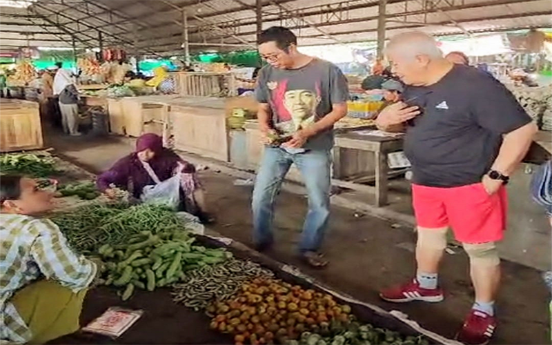Anggota DPR RI dari PDI Perjuangan, H Rachmat Hidayat saat menyapa masyarakat di sejumlah pasar tradisional di Kota Mataram, Kamis (8/2/2024).