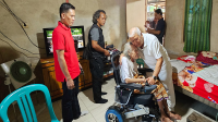 Anggota DPR RI dari daerah pemilihan Pulau Lombok, H Rachmat Hidayat saat menyalurkan bantuan kursi roda elektrik kepada H Lalu Adil, warga Desa Sakra, Kecamatan Sakra, Kabupaten Lombok Timur, Sabtu (10/2/2024) siang.