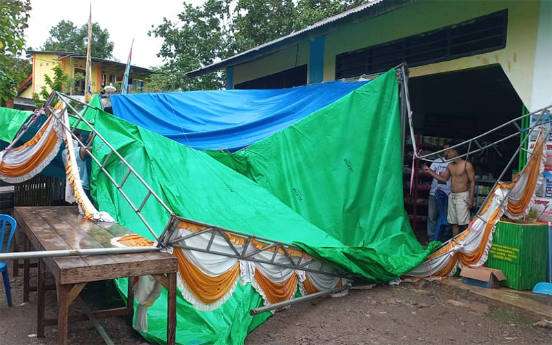 Kondisi TPS 6 Desa Maria Kecamatan Wawo Kabupaten Bima, Nusa Tenggara Barat, yang ambruk setelah diterpa hujan lebat pada Senin (12/2/2024) sore.