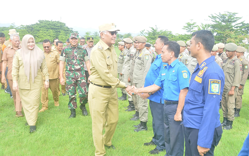 Pengecekan pasukan oleh Wakil Bupati Bima, H Dahlan M Noer saat apel siaga Pemilu di halaman kantor Pemerintah Kabupaten Bima, Senin (12/2/2024).