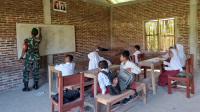 Sertu Munir saat membantu membimbing materi Pelajaran Bahasa Inggris dasar kepada siswa sekolah dasar di Ponpes Hidayatullah Desa Punti Kecamatan Soromandi Kabupaten Bima, Selasa (6/2/2024).