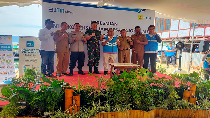 Dandim 1608/Bima Letkol Inf Andi Lulianto S.Kom bersama GM PLN NTB dan Pejabat Pemkab Bima saat peresmian interkoneksi Listrik di Bajo Pulo Kecamatan Sape Kabupaten Bima, Selasa (27/2/2024).