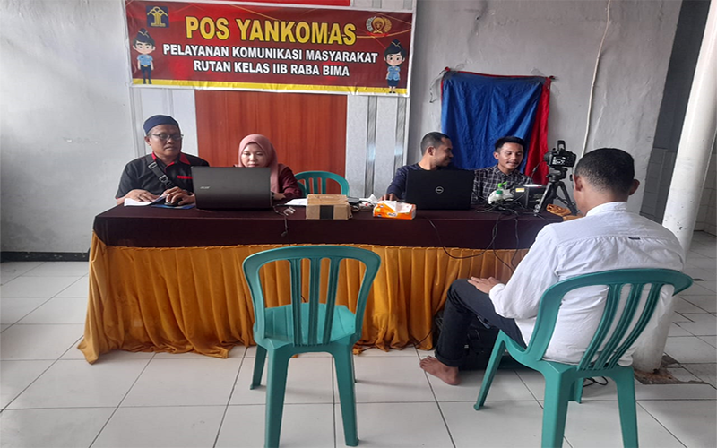 Petugas Dinas Kependudukan dan Pencatatan Sipil Kabupaten Bima melayani perekaman E-KTP kelompok pemilih khusus asal Kabupaten Bima di Rumah Tahanan Raba Bima, Kamis (7/2/2024) lalu.