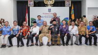 Foto bersama Penjabat Gubernur NTB, H Lalu Gita Ariadi dengan sejumlah pimpinan organisasi masyarakat usai rapat koordinasi Forum Komunikasi Pimpinan Daerah Nusa Tenggara Barat membahas ATHG Pemilu 2024 di Mataram, Senin (12/2/2024).