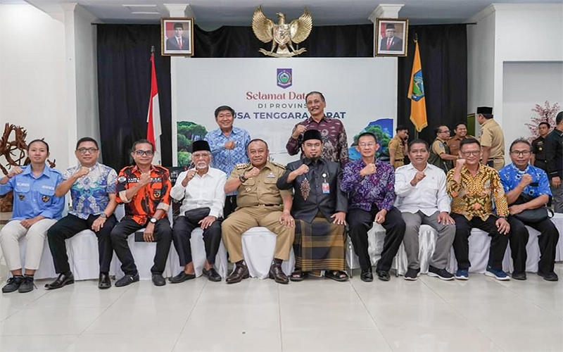 Foto bersama Penjabat Gubernur NTB, H Lalu Gita Ariadi dengan sejumlah pimpinan organisasi masyarakat usai rapat koordinasi Forum Komunikasi Pimpinan Daerah Nusa Tenggara Barat membahas ATHG Pemilu 2024 di Mataram, Senin (12/2/2024).