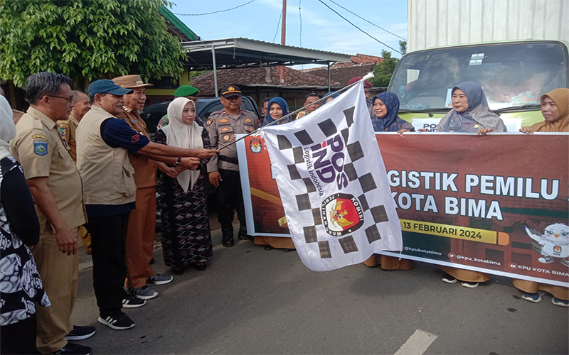 Pj Wali Kota Bima H Muhammad Rum didampingi Ketua KPU Kota Bima, Mursalin, Ketua Bawaslu Kota Bima, Atina secara simbolis melepas logistic Pemilu untuk 404 Tempat Pemungutan Suara. Pelepasan logistic di Kantor KPU Kota Bima, Jl Gajah Mada Kota Bima, Selasa (13/2/2024).