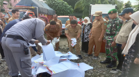 Suasana pemusnahan surat suara rusak dan tidak terpakai di halaman kantor KPU Kota Bima, Selasa (13/2/2024).
