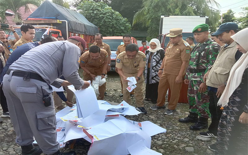 Suasana pemusnahan surat suara rusak dan tidak terpakai di halaman kantor KPU Kota Bima, Selasa (13/2/2024).