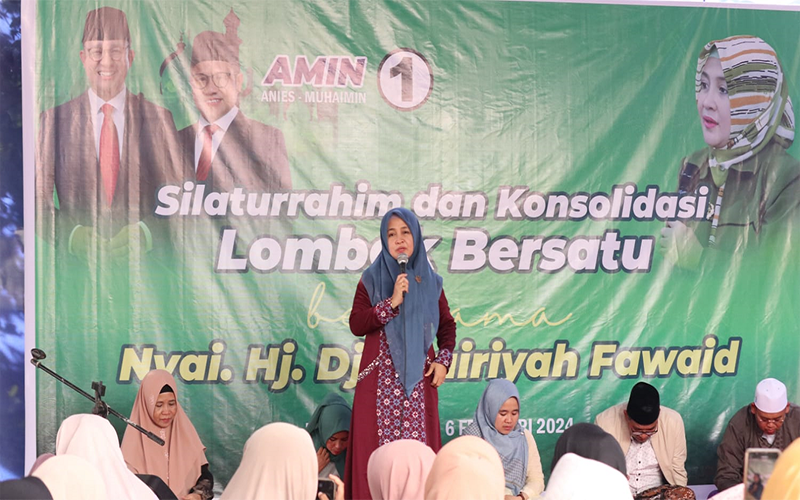Nyai Hj Djuwairiyah Fawaid saat berkampanye di Embung Gente Lombok Tengah, di Majelis Tuan Guru Makmur Sholeh.