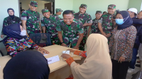 Pangdam IX/Udayana Mayor Jenderal TNI Harfendi, S.IP., M.Sc berbincang dengan warga saat meninjau dan mengecek kesiapan Rumah Sakit TK IV Sultan Abdul Kahir II Bima di Kelurahan Rabangodu Selatan, Kota Bima, Nusa Tenggara Barat, Jumat (9/2/2024).