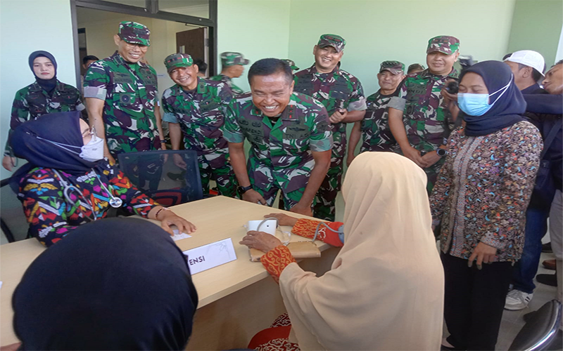 Pangdam IX/Udayana Mayor Jenderal TNI Harfendi, S.IP., M.Sc berbincang dengan warga saat meninjau dan mengecek kesiapan Rumah Sakit TK IV Sultan Abdul Kahir II Bima di Kelurahan Rabangodu Selatan, Kota Bima, Nusa Tenggara Barat, Jumat (9/2/2024).