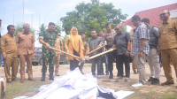 Suasana pemusnahan surat suara rusak dan tidak terpakai di halaman kantor Komisi Pemilihan Umum Kabupaten Bima, Nusa Tenggara Barat, Selasa (13/2/2024).