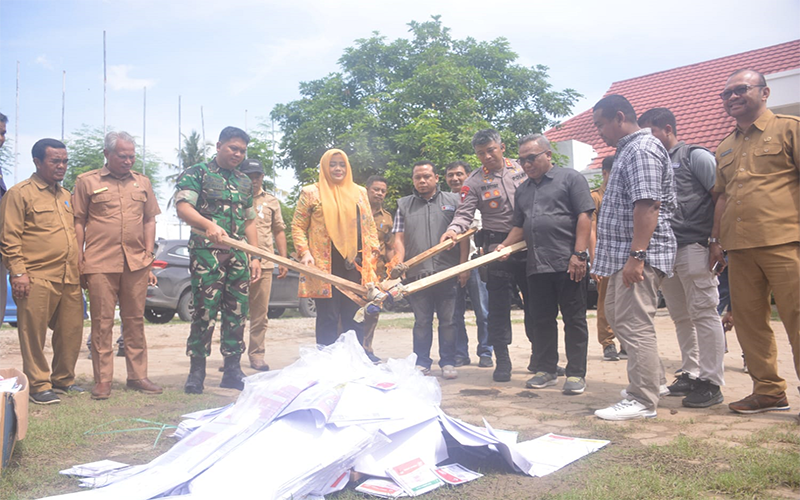 Suasana pemusnahan surat suara rusak dan tidak terpakai di halaman kantor Komisi Pemilihan Umum Kabupaten Bima, Nusa Tenggara Barat, Selasa (13/2/2024).