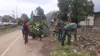 Sejumlah personel Posramil Tambora bergotong royong membantu masyarakat membersihkan sisa material banjir di Desa Labuan Kananga Kecamatan Tambora, Kabupaten Bima, Kamis (22/02/2024).