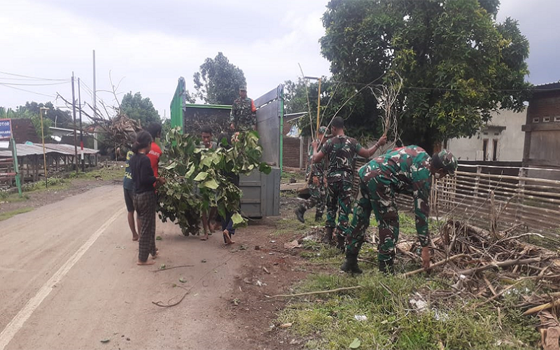 Sejumlah personel Posramil Tambora bergotong royong membantu masyarakat membersihkan sisa material banjir di Desa Labuan Kananga Kecamatan Tambora, Kabupaten Bima, Kamis (22/02/2024).