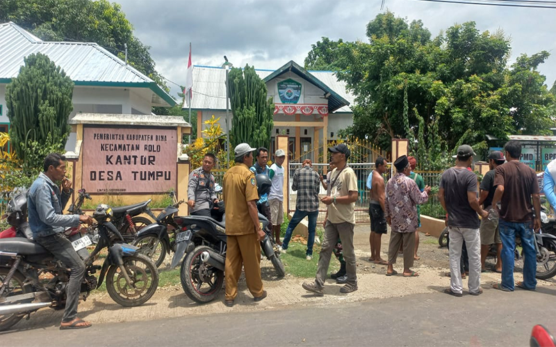 Suasana di depan kantor Desa Tumpu Kecamatan Bolo Kabupaten Bima, Nusa Tenggara Barat, Senin (5/2/2024) siang usai massa memasang palang di pintu kantor dan segel di gerbang kantor desa.