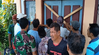 Aksi warga memalang pintu kantor Desa Tumpu Kecamatan Bolo Kabupaten Bima, Nusa Tenggara Barat, Senin (5/2/2024) siang. Massa kecewa karena anggaran ratusan juta dari APB Desa setempat digunakan untuk kebutuhan pribadi aparatur desa.