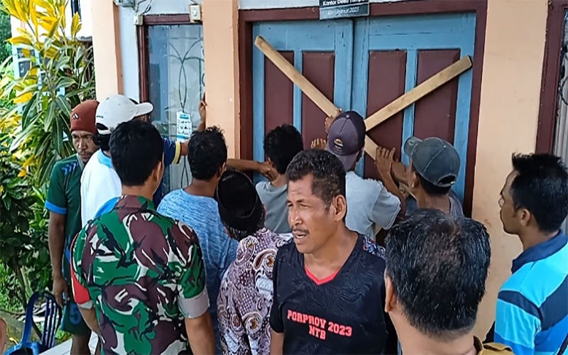 Aksi warga memalang pintu kantor Desa Tumpu Kecamatan Bolo Kabupaten Bima, Nusa Tenggara Barat, Senin (5/2/2024) siang. Massa kecewa karena anggaran ratusan juta dari APB Desa setempat digunakan untuk kebutuhan pribadi aparatur desa.