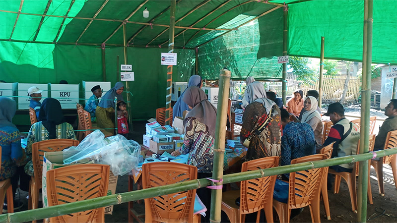 Suasa pemungutan suara di salah satu TPS di Kabupaten Bima, Nusa Tenggara Barat, Rabu (14/2/2024).