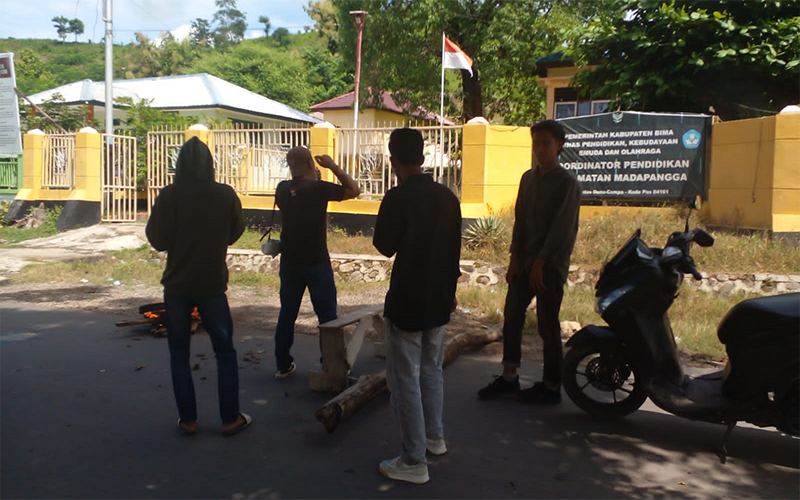 Suasana aksi massa Forum Rakyat Sipil Nusa Tenggara Barat (NTB) di depan kantor Koordinator Wilayah Unit Pelaksana Teknis Dinas Pendidikan, Kebudayaan, Pemuda, dan Olahraga (Korwil UPT Dikbudpora) Kecamatan Madapangga Kabupaten Bima Senin (5/2/2024).