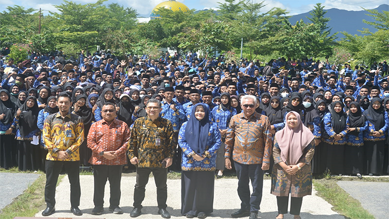 Bupati Bima, Hj Indah Dhamayanti Putri didampingi Kepala Kantor Regional X BKN Denpasar Yudhantoro dan Wabup Bima, H Dahlan M Noer serta sejumlah pejabat foto bersama ribuan ASN PPPK Kabupaten Bima yang menerima SK pengangkatan, Kamis (28/3/2024).