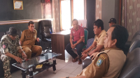 Kepala Dinas Sosial Kabupaten Bima, Tajudin, Kepala Desa Nggembe Yusuf Aziz dan pendamping PKH membahas solusi masalah pasutri lanjut usia yang viral karena tinggal di sela-sela pohon bambu sekitar tempat pemakaman umum Desa Nggembe, Selasa (19/3/2024). Foto Ori/ Berita11.com.