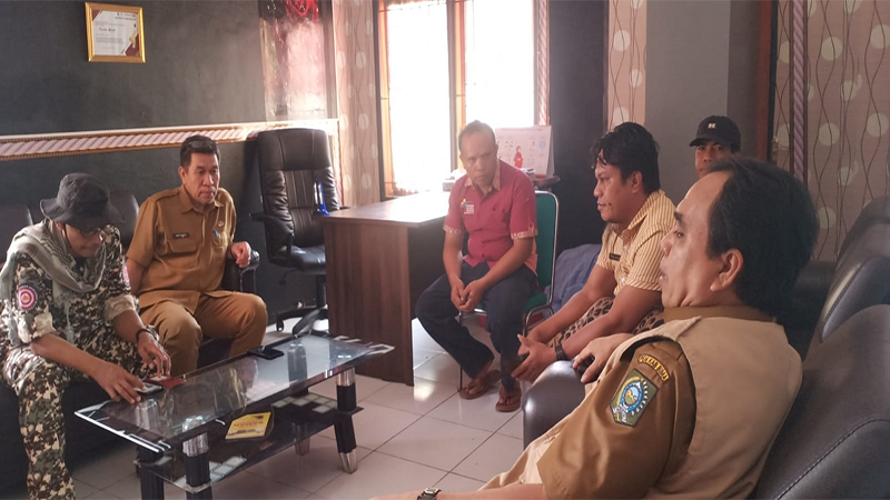 Kepala Dinas Sosial Kabupaten Bima, Tajudin, Kepala Desa Nggembe Yusuf Aziz dan pendamping PKH membahas solusi masalah pasutri lanjut usia yang viral karena tinggal di sela-sela pohon bambu sekitar tempat pemakaman umum Desa Nggembe, Selasa (19/3/2024). Foto Ori/ Berita11.com.