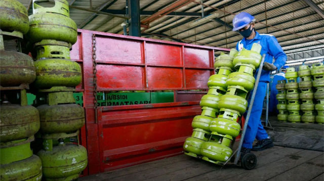 Ilustrasi Petugas Pertamina. Foto Ist.
