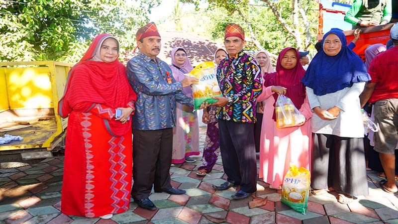 Asisten III Setda Kota Bima, M Saleh menyerahkan bahan pokok kepada warga saat kegiatan operasi pasar yang digelar Pemkot Bima di halaman kantor Lurah Jatibaru Kota Bima, Kamis (28/3/2024).