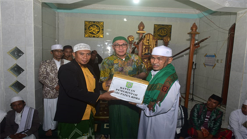 Wabup Bima, H Dahlan M Noer menyerahkan paket bantuan Alquran kepada takmir Masjid At Takwa Desa Sakuru Kecamatan Monta, Senin (25/3/2024).
