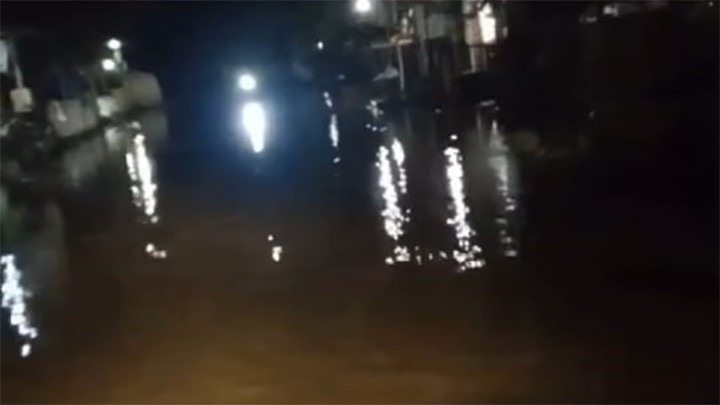 Kondisi pemukiman warga di Dusun Jala Desa Nggembe Kecamatan Bolo Kabupaten Bima saat direndam banjir laut (rob) pada Kamis (28/3/2024) malam.