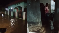 Kondisi saat luapan banjir menggenangi pemukiman warga di Kecamatan Bolo dan Kecamatan Madangga Kabupaten Bima, Kamis (28/3/2024). Akibat bencana alam ini, sejumlah warga terdampak banjir terpaksa mengungsi ke rumah kerabatnya yang aman dari terjangan banjir.