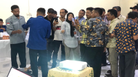 Saksi partai politik menyaksikan pembukaan kotak suara dan penghitungan ulang 10 surat suara yang tertukar di TPS 4 Desa Sambori Kecamatan Lambitu Kabupaten Bima saat rapat pleno rekapitulasi suara oleh KPU Kabupaten Bima, Sabtu (2/3/2024).