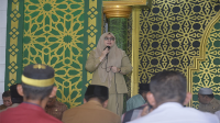 Bupati Bima, Hj Indah Dhamayanti Putri saat menyampaikan sambutan pada kegiatan Ramadan Berbagi di Masjid An Nur Dusun Bajo Selatan Desa Bajo Kecamatan Soromandi Kabupaten Bima, Senin (19/3/2024).
