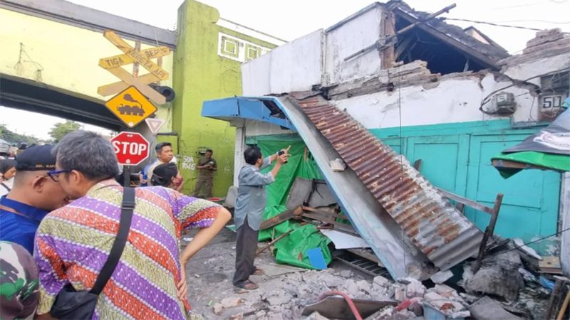 Kondisi salah satu bangunan di Surabaya pasca digunjang gempa tektonik 6,5 SR pada Jumat (22/3/2024). Foto Antara.