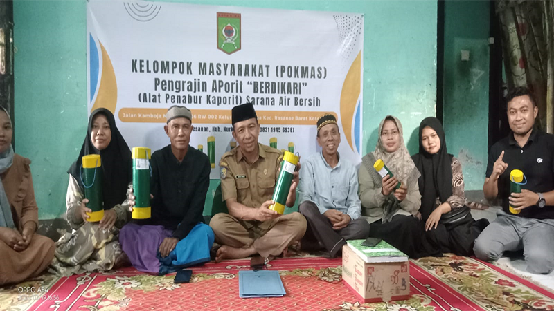 Tim Inovasi Dikes Kota Bima dan Pokmas Pengerajin APORIT di Kelurahan Paruga Kota Bima, menunjukan teknologi tepat guna hasil ciptaannya yang diberi nama APORIT, Rabu (20/3/2024).
