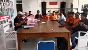 Sejumlah tersangka terkait pembakaran logistic Pemilu di Kecamatan Parado Kabupaten Bima, Nusa Tenggara Barat yang berkas kasusnya telah dilimpahkan Kejari Bima kepada Pengadilan Negeri Bima.