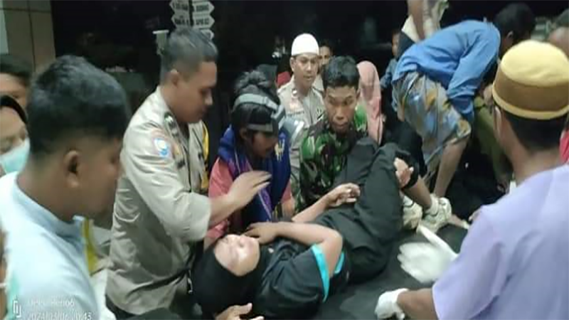 Salah satu korban kecelakan Tunggal pick up di Jalan Lintas Pantura Teka Amu Desa Kananta Kecamatan Soromandi Kabupaten Bima saat tiba di Puskesmas Soromandi Kabupaten Bima, Rabu (6/3/2024) malam.