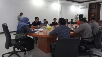 Massa Aliansi Keadilan Rakyat (AKAR) saat diterima beraudiensi dengan Kepala BPJS Kesehatan Cabang Bima, Tati Haryati Denawati di kantor BPJS Kesehatan Cabang Bima di di Jalan Soekarno-Hatta Kelurahan Penaraga Kota Bima, Selasa (6/3/2024). Foto Fitri/ Berita11.com.
