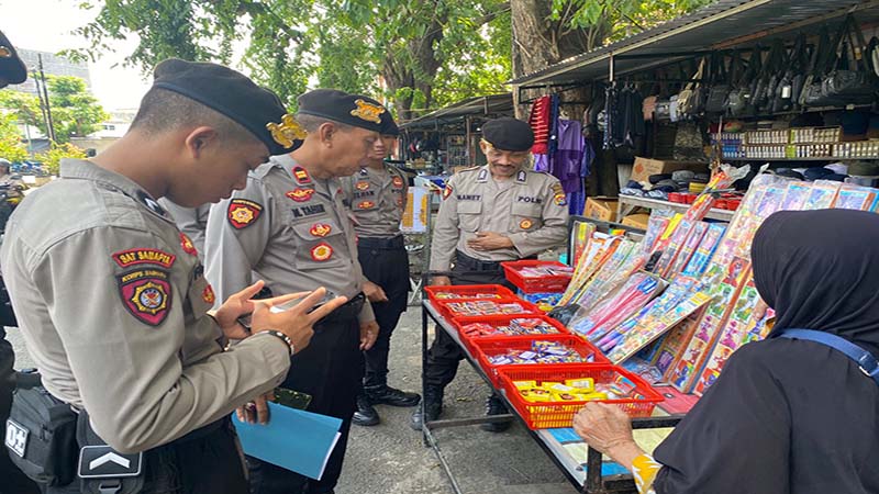Aparat Kepolisian dari Polres Sumbawa saat menggelar petasan di kompleks pasar di Sumbawa Besar, Rabu (20/3/2024).