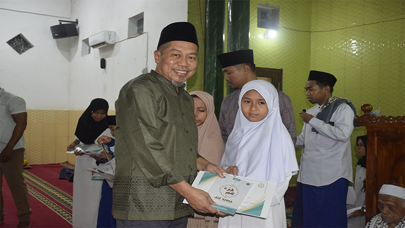 Pj Wali Kota Bima, H Mohammad Rum menyerahkan piagam kepada anak yang mengikuti lomba saat melaksanakan Safari Ramadan 1445 Hijriah di Masjid Baburrahmah Kelurahan Dara Kecamatan Rasanae Barat, Kota Bima, Kamis (28/3/2024).
