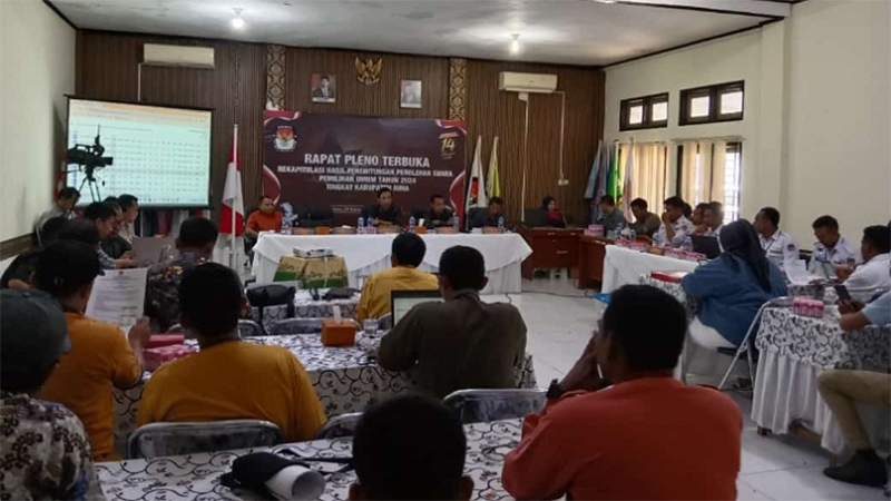 Suasana rapat pleno terbuka rekapitulasi suara pemilu 2024 hari ke-5 tingkat Kabupaten Bima berlangsung alot, Senin (4/3/2024).