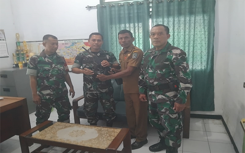 Danramil 1608-04/Woha, Lettu Inf Bambang Irawan menerima senpi rakitan dari warga yang diwakili Kepala Desa Cenggu Kecamatan Belo Kabupaten Bima, Syafrudin AR, Selasa (19/3/2024).