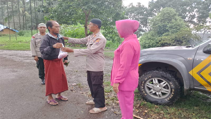 Kapolsek Donggo, Iptu Nazarudin didampingi Ketua Ranting Bhayangkari Donggo Ny Nurhaida Nazarudin bersama anggota Polsek Donggo saat membagikan takjil kepada warga, Kamis (21/3/2024).