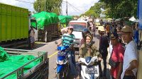 Penumpukan kendaraan di ruas jalan negara Lintas Bima-Sumbawa di depan PT PT Charoen Pokphand Indonesia, Tbk – Bima di Desa Monggo Kecamatan Madapangga Kabupaten Bima, Kamis (18/4/2024) sore.