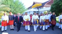 Bupati Dompu, H Kader Jaelani Bersama Wabup Dompu, H Syahrul Parsan, Pj Gubernur NTB, HL Gita Ariadi, Bupati Bima, Hj Indah Dhamayanti Putri dan Pj Wali Kota Bima, H Mohammad Rum saat puncak peringatan HUT ke-209 Dompu di Lapangan Beringin kantor Pemkab Dompu, Kamis (18/4/2024).